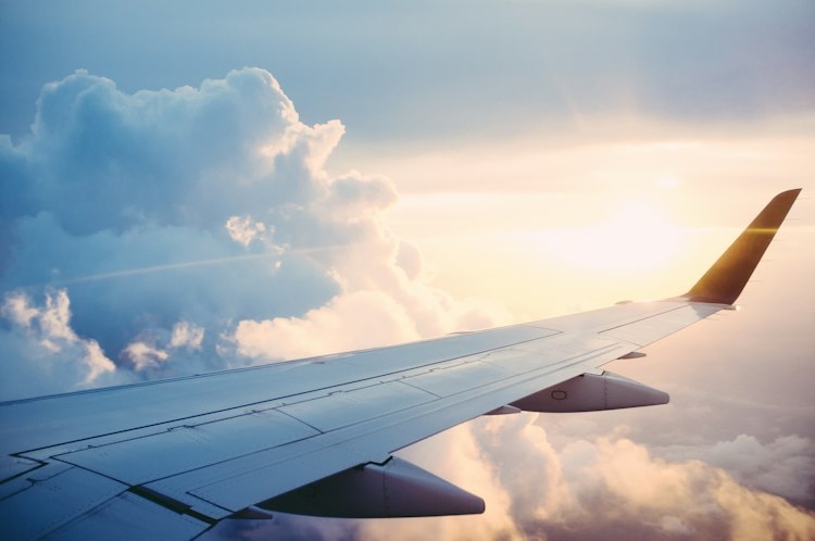Avión en vuelo sobre las nubes
